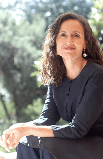 Ainhoa Azócar Ormazábal sentada con luz natural.
