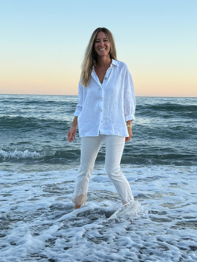 Zenaida Aguilar Vijande de pie junto al mar.